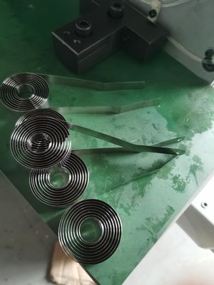 5.5KW CNC 스프링 성형 기계 선택적인 손 및 200KG 데코일러 시스템